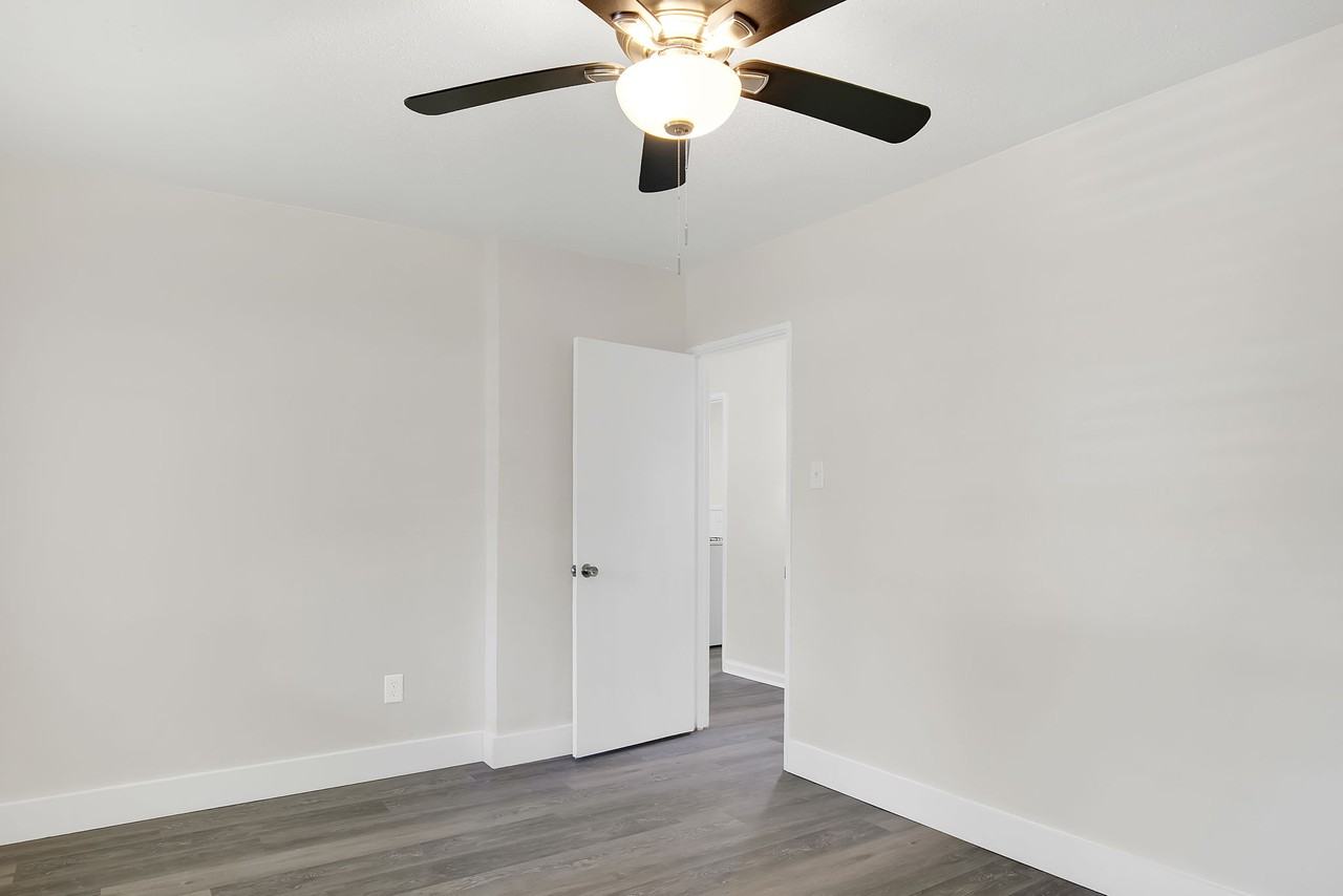 1601 Neshota DrUnit 42 #42 - Photo 7 of 17