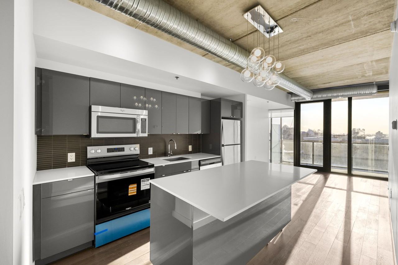 311 Glasshouse Skyloft Condominium - Photo 2 of 16