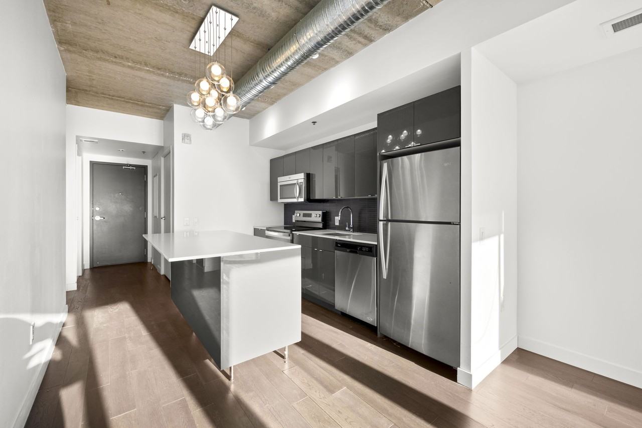 311 Glasshouse Skyloft Condominium - Photo 3 of 16