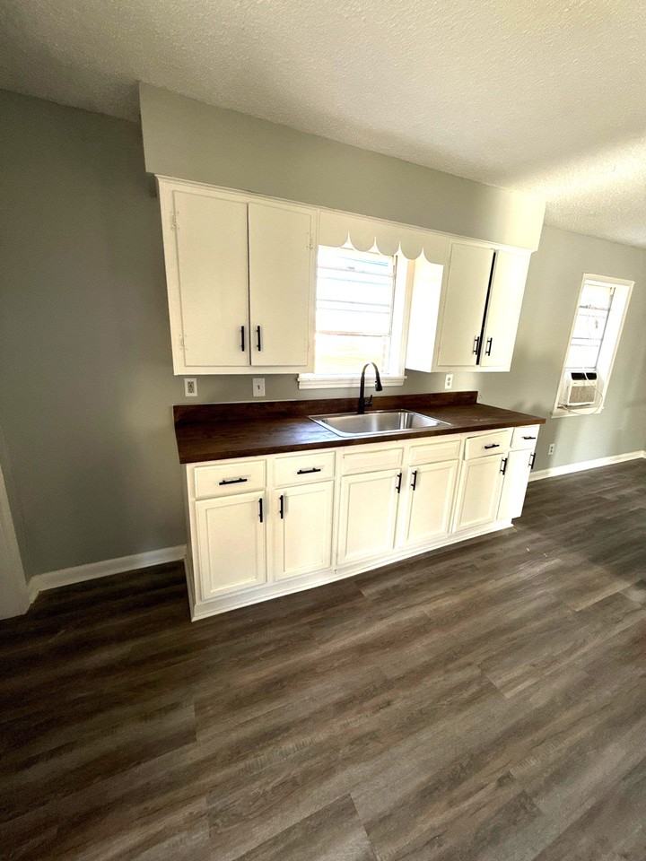 102 Honeysuckle St #1 - Photo 2 of 11