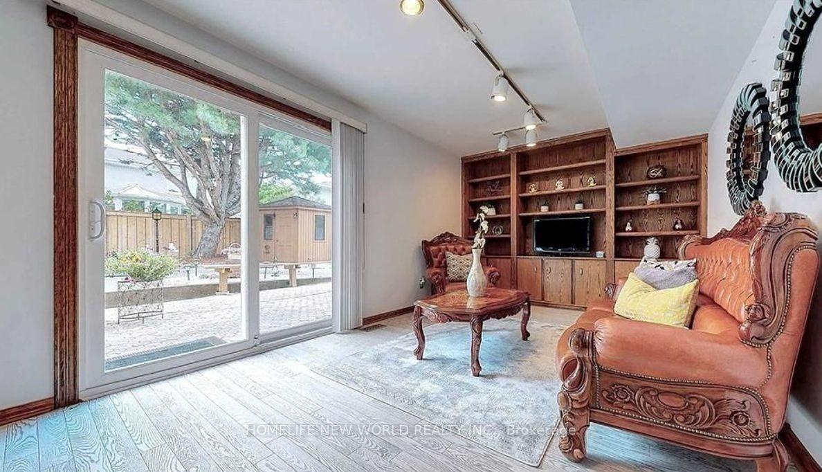 58 Marathon Crescent - Photo 6 of 33