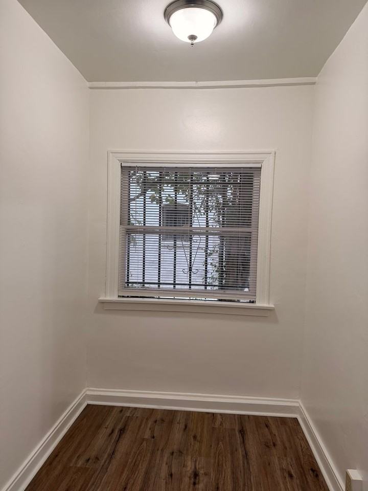 222-1716 N EDGEMONT ST - Photo 4 of 21