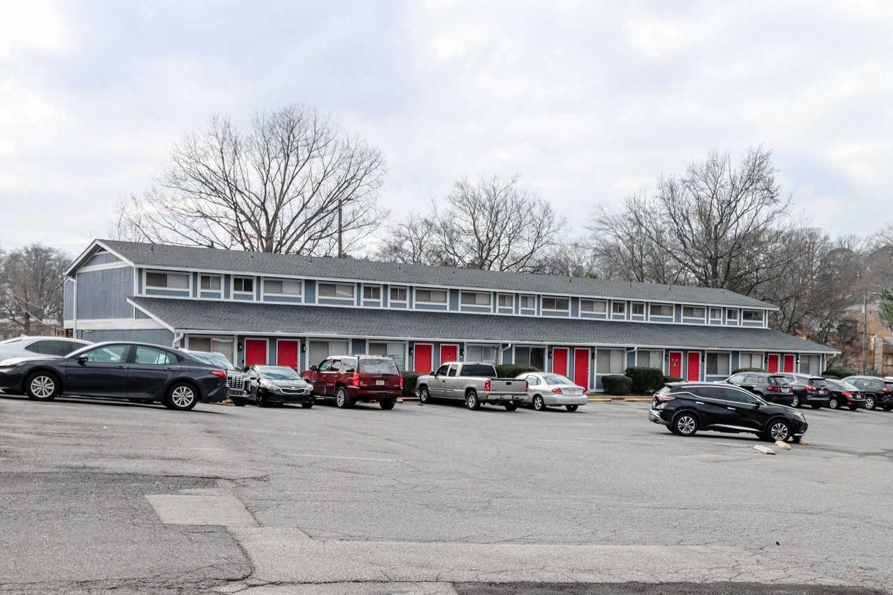 407 Fairfax Dr - Photo 2 of 8