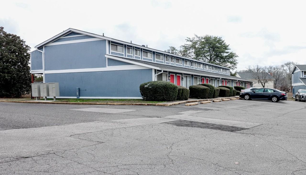 407 Fairfax Dr - Photo 4 of 8