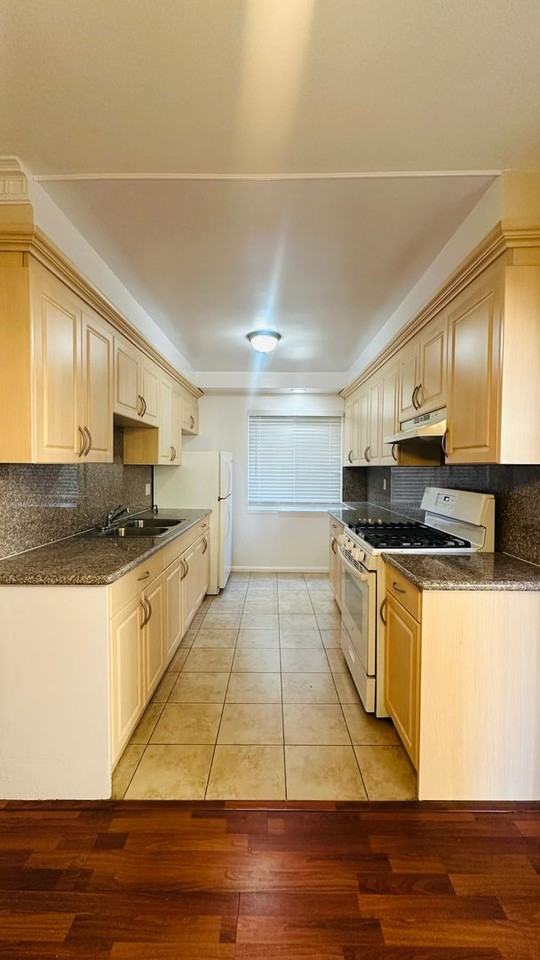 1416 N Martel Ave. - Photo 3 of 11