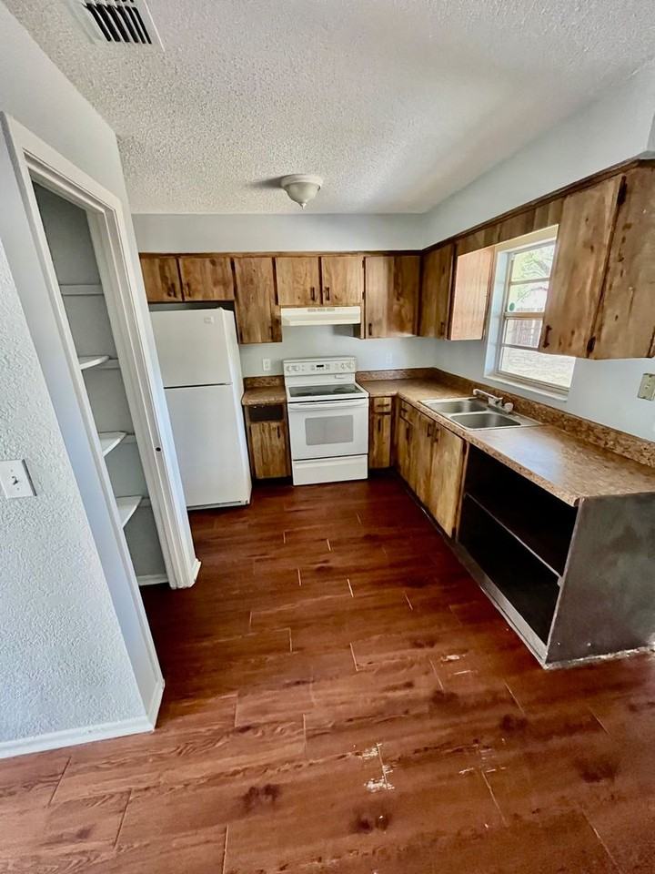 27177 Simona Ave - Photo 2 of 7
