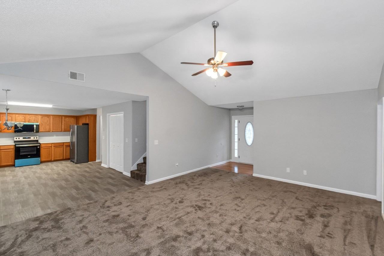 105 Stoneybrook - Photo 3 of 17