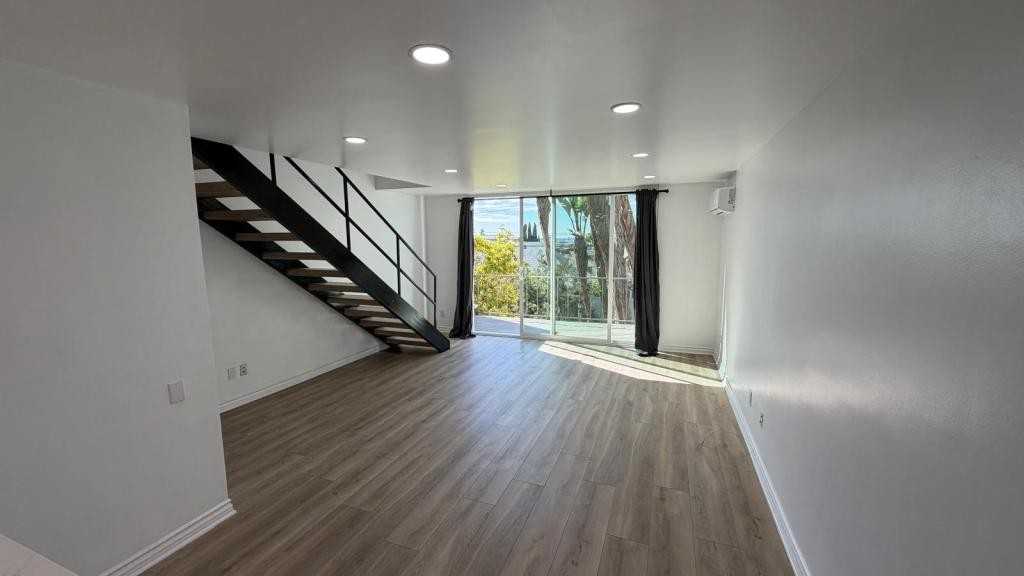 2113 6th St - Photo 3 of 12