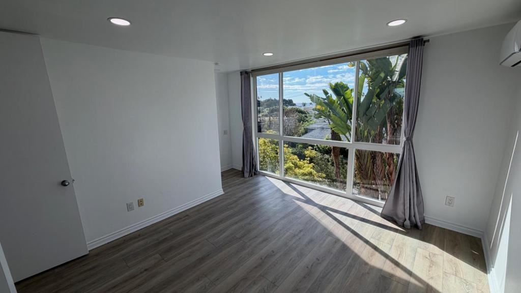 2113 6th St - Photo 5 of 12