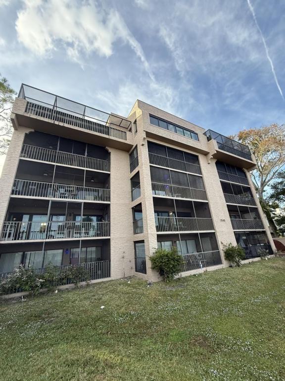 1540 Riverside Dr Apt 402 - Photo 2 of 18