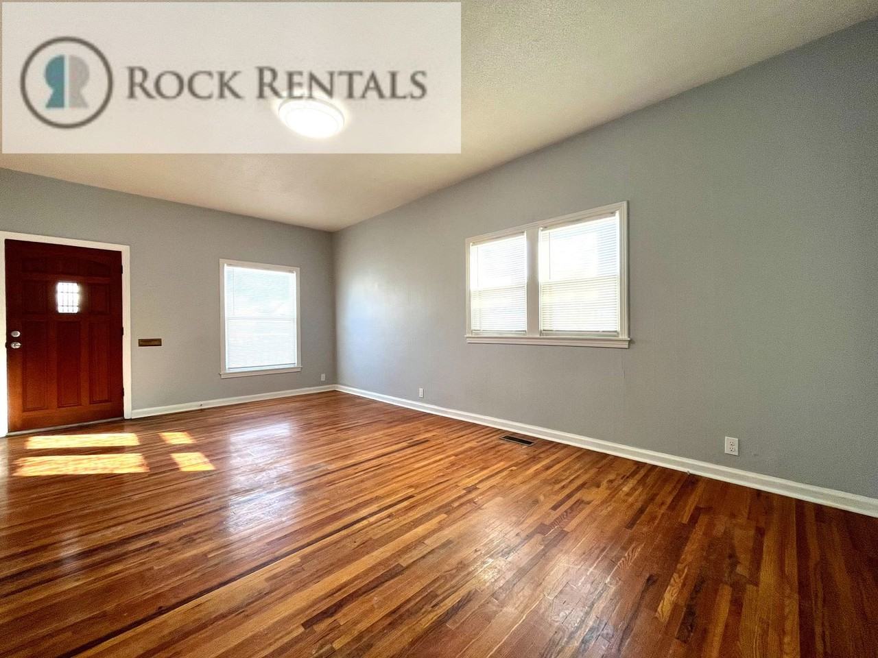 505 N Maple St - Photo 2 of 10