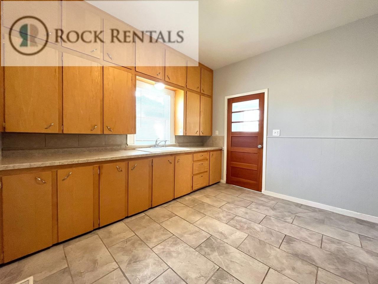 505 N Maple St - Photo 4 of 10