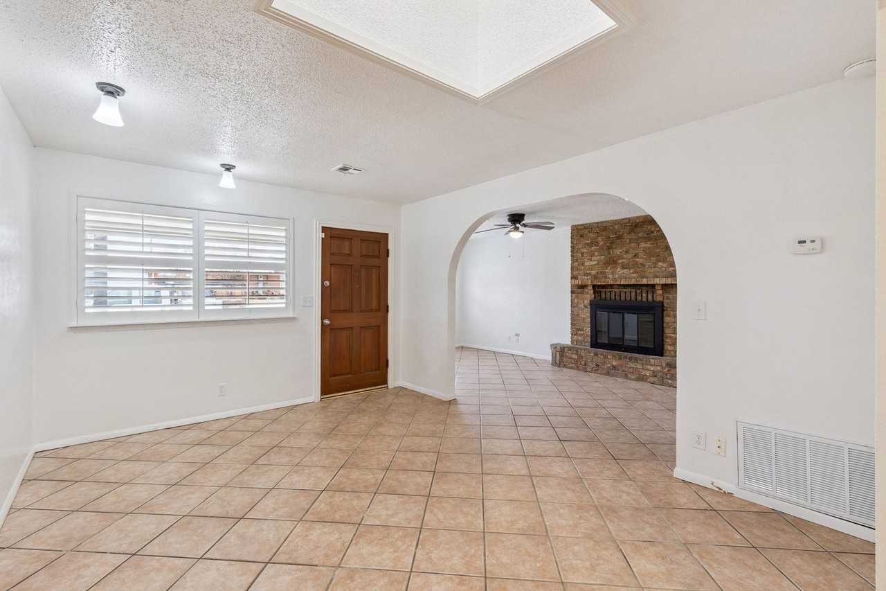 404 Rock Pl - Photo 2 of 12