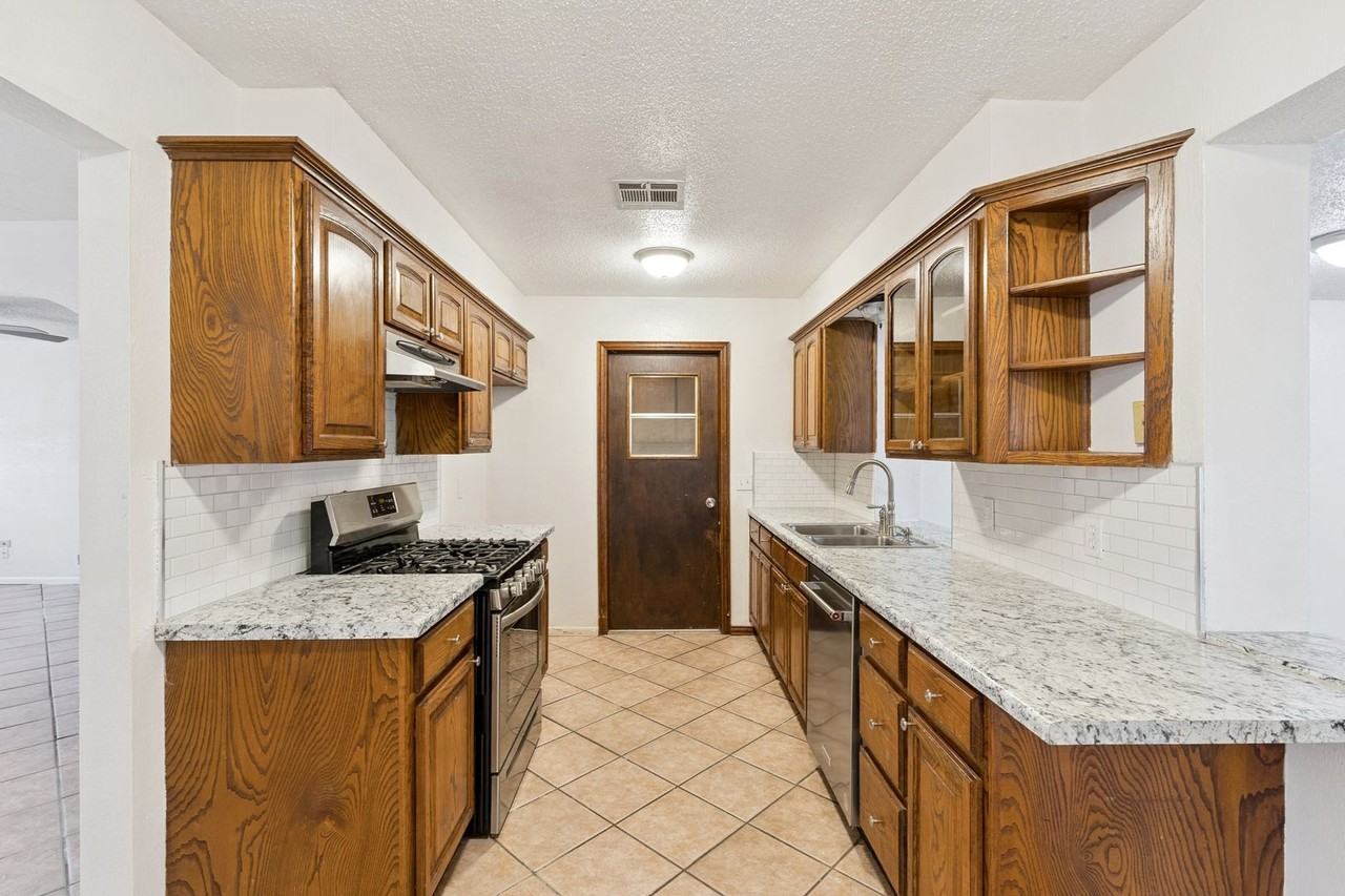 404 Rock Pl - Photo 5 of 12