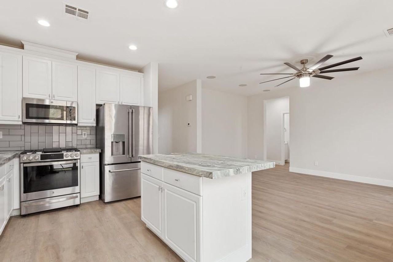 802 Warwick Castle Dr - Photo 2 of 28