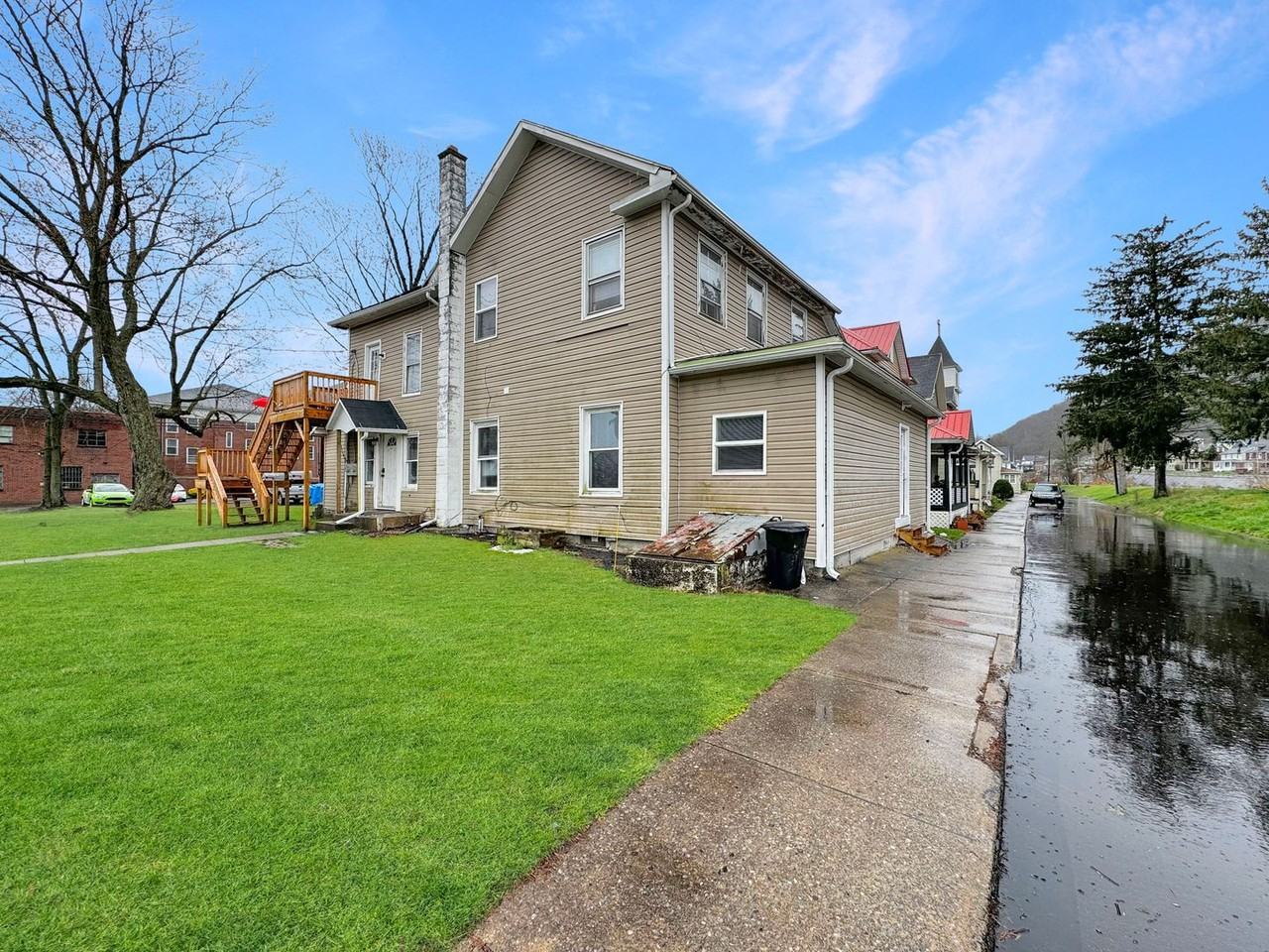 200 Danis Street - Photo 3 of 36