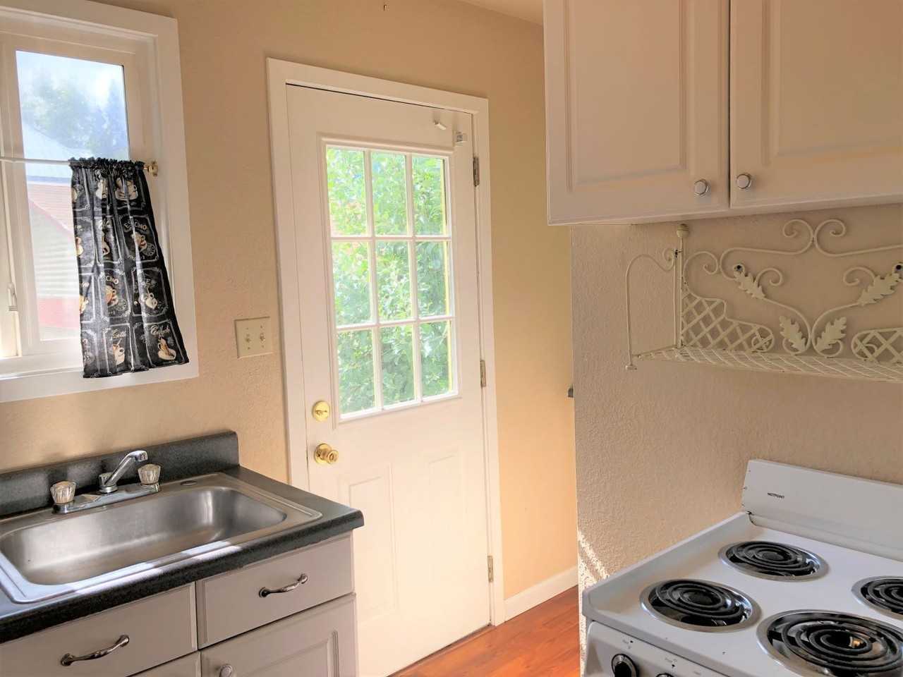 111 Florence Ave - Photo 4 of 9