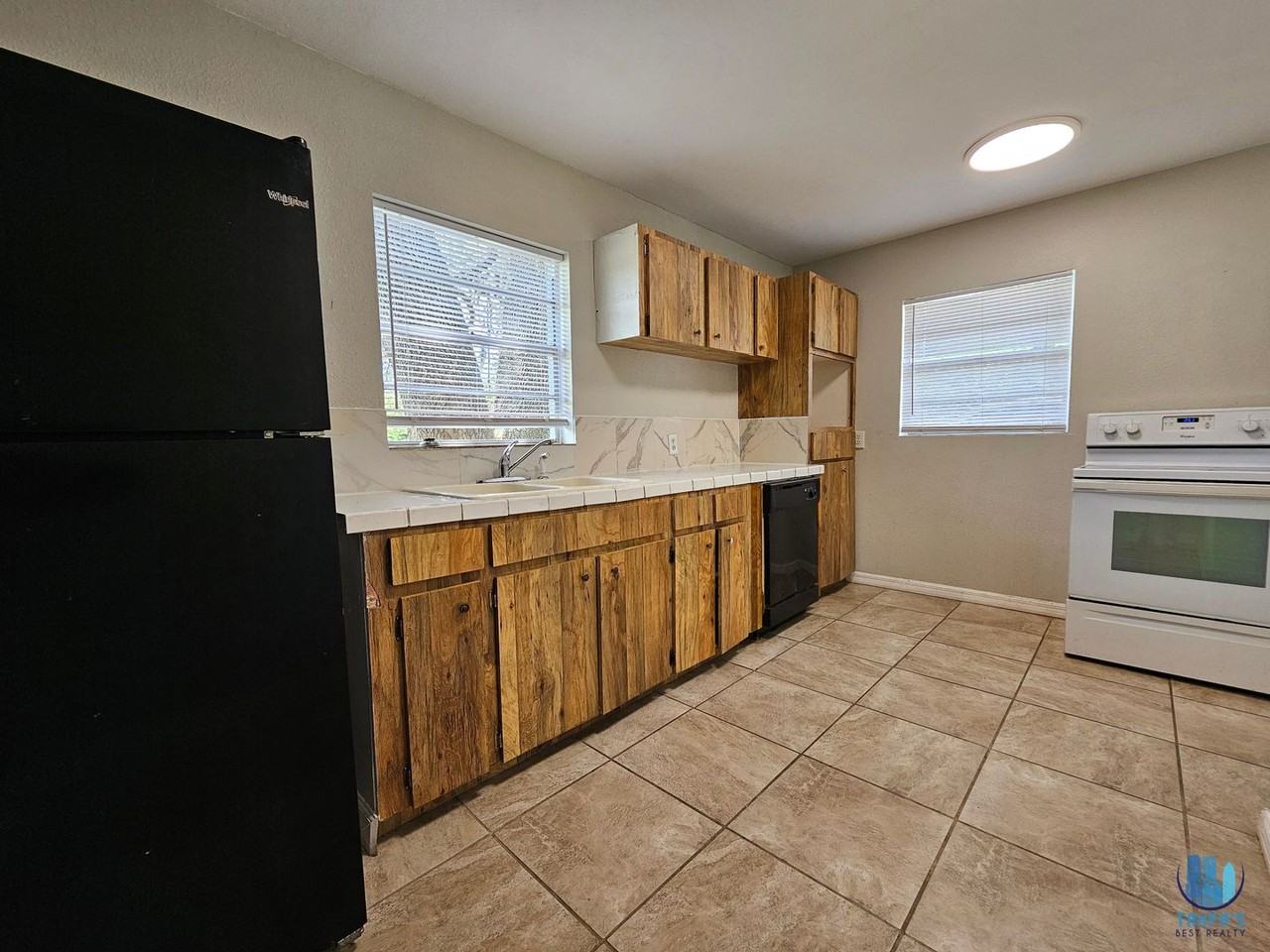 945 Reynolds Rd - Photo 2 of 24