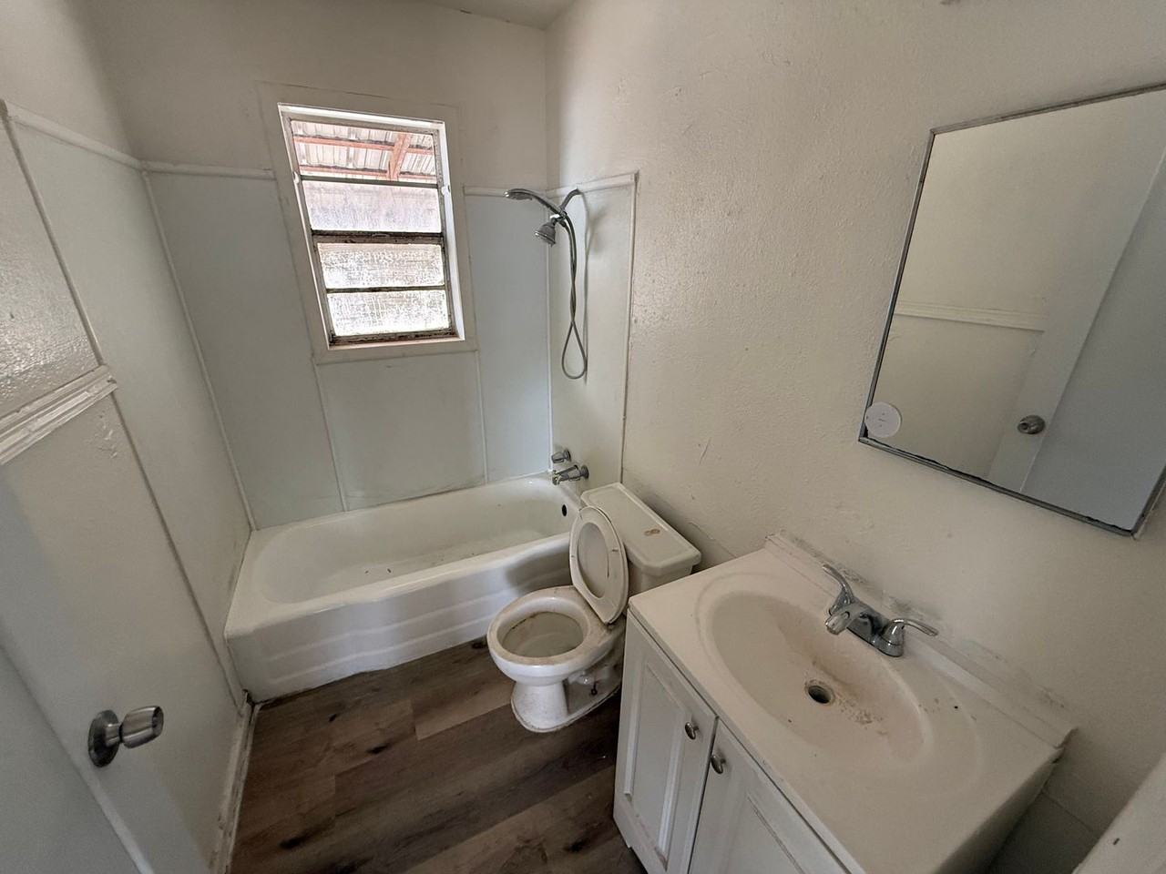 2806 E 30th St - Photo 2 of 7