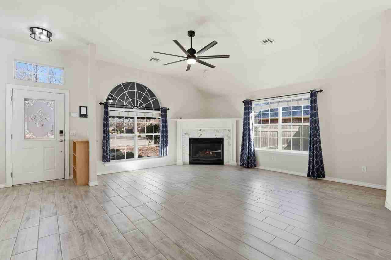 4900 Cypress Lake Dr - Photo 5 of 22