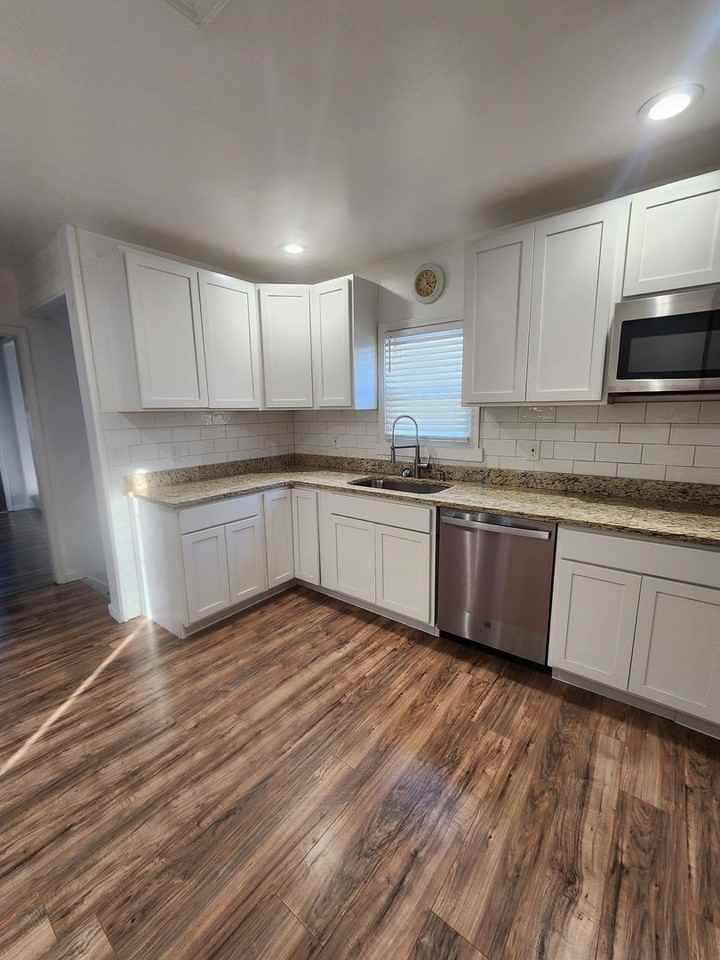 8211 Brinsmade Ave - Photo 6 of 19