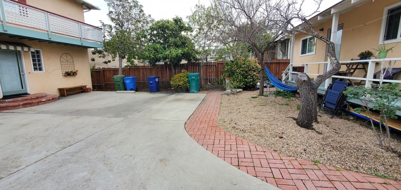 1120 Peach St - Photo 4 of 4