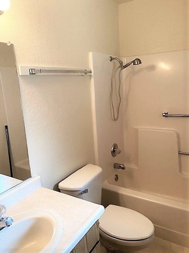 746 Redwood Blvd - Photo 4 of 5