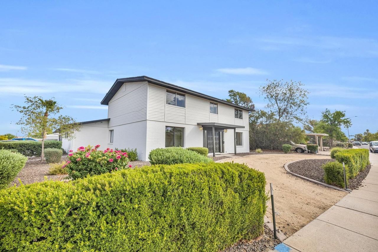 1122 E Concorda Dr - Photo 2 of 50