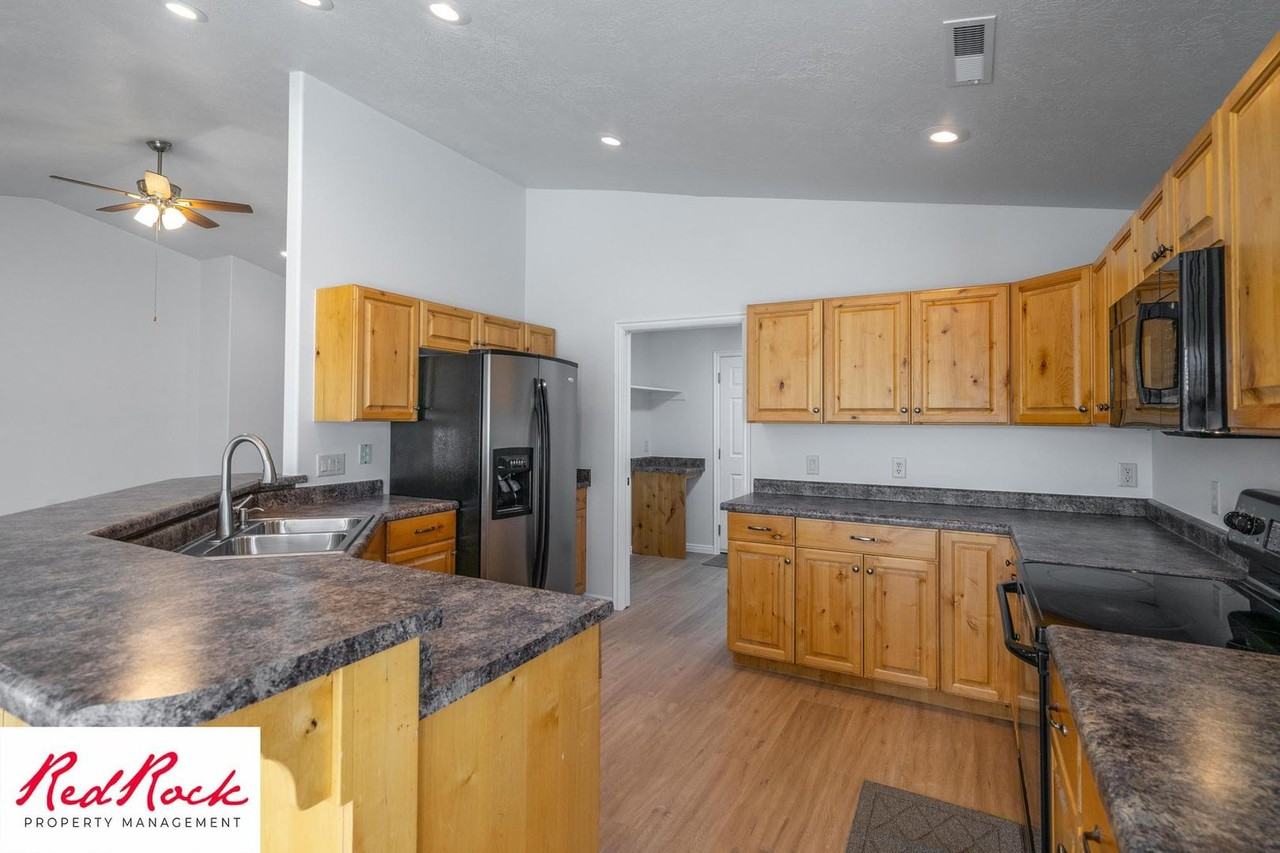 318 S 380 W - Photo 3 of 50