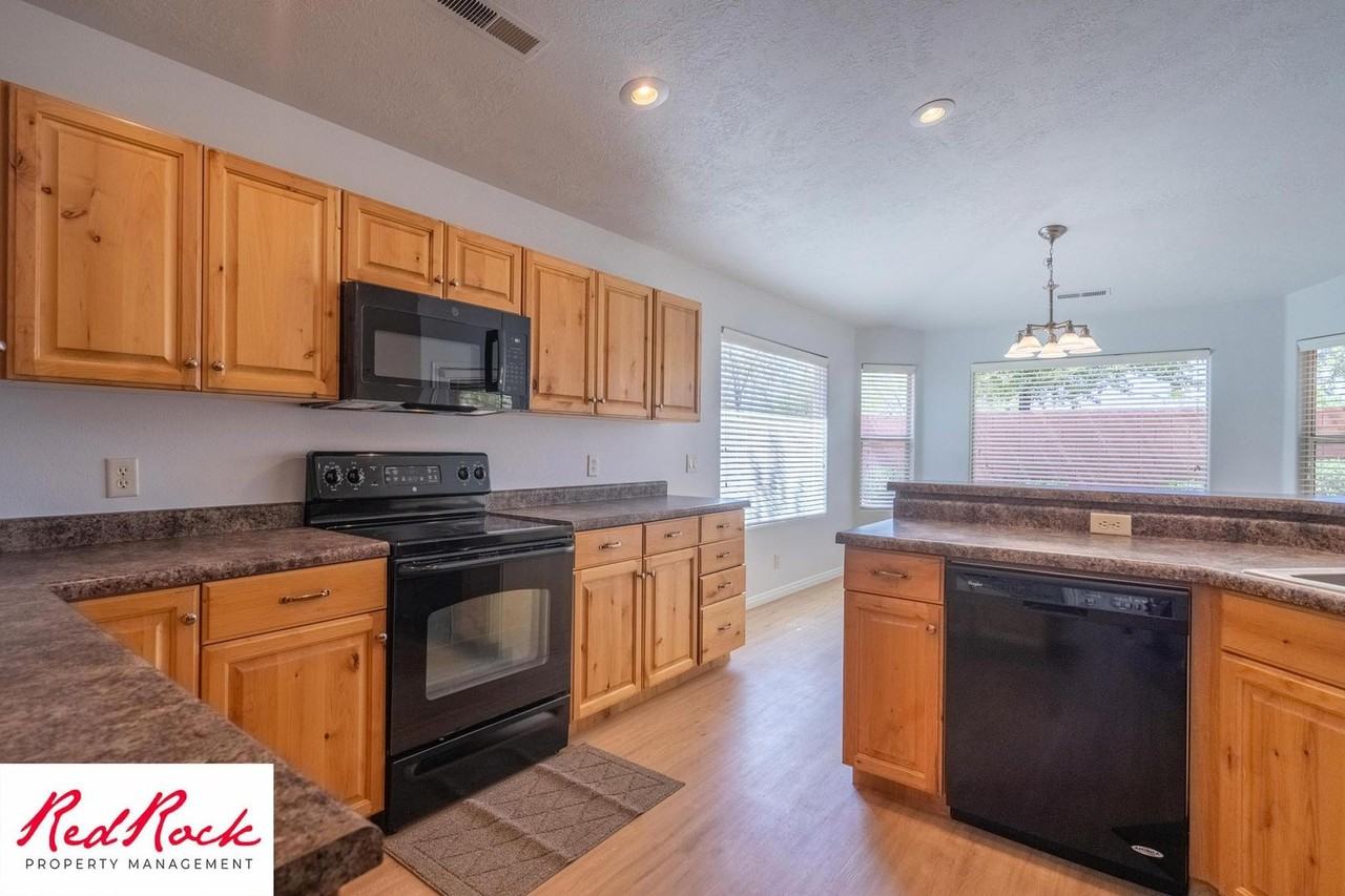 318 S 380 W - Photo 4 of 50