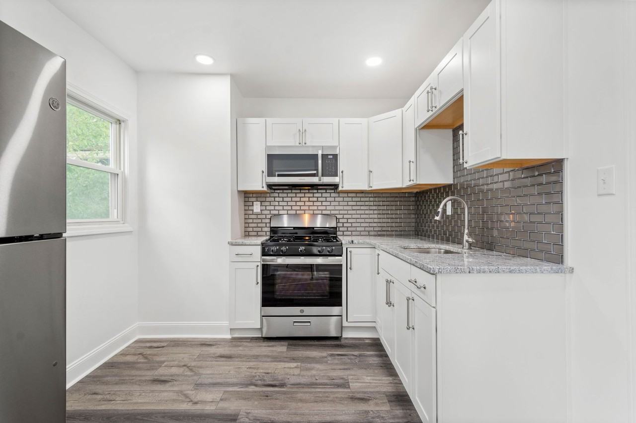 1681 Suburban Avenue - Photo 6 of 41