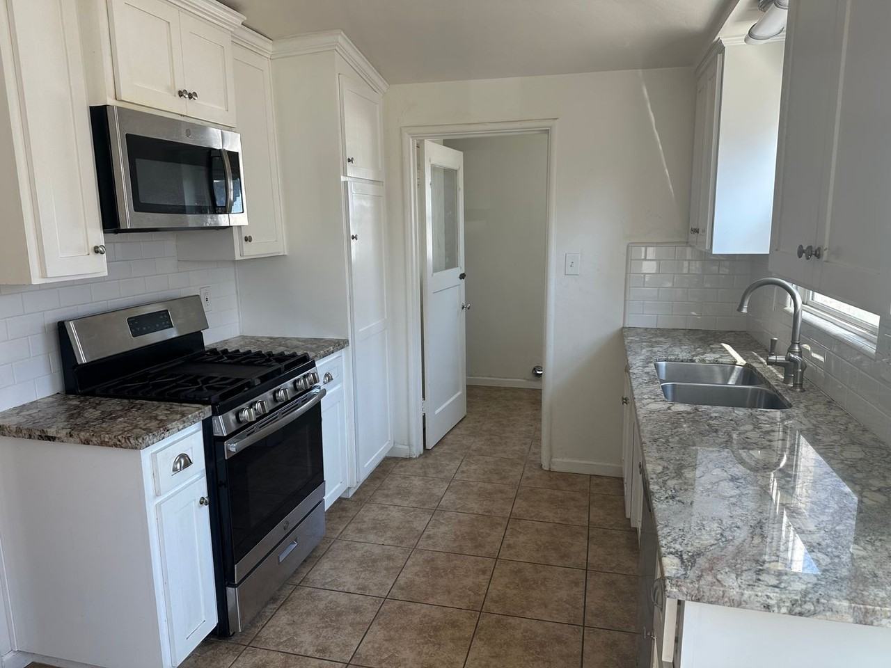 606 W Florinda St - Photo 4 of 7