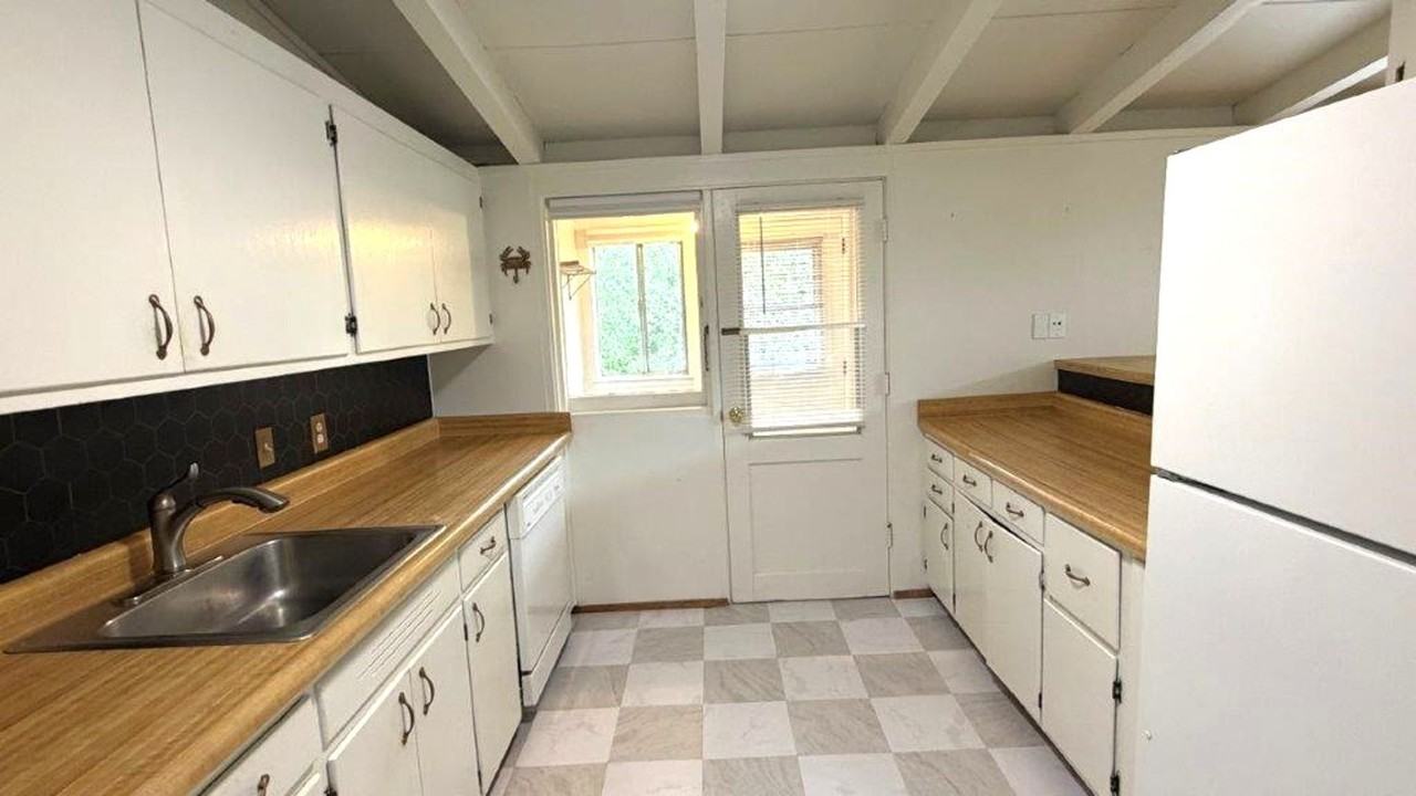 305 Kingston Ave - Photo 5 of 16