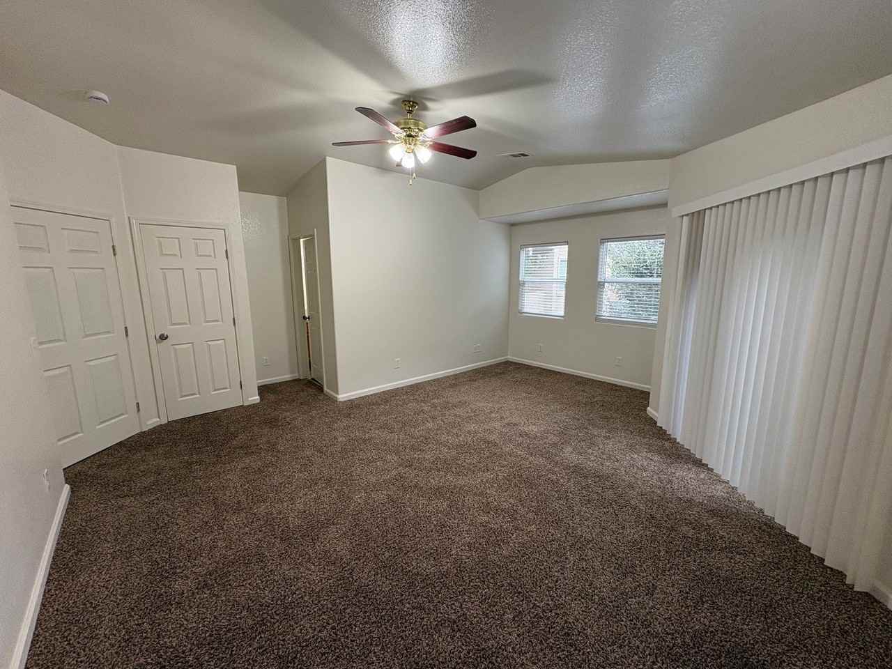 184 S Filbert Rd - Photo 4 of 34