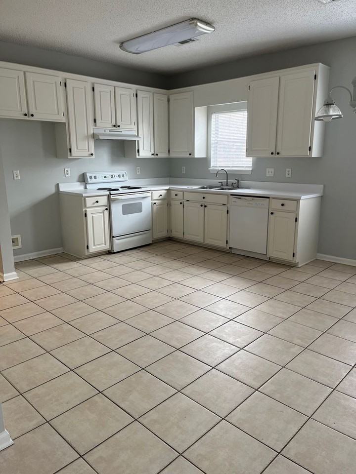 242 Mayfield Dr - Photo 4 of 9