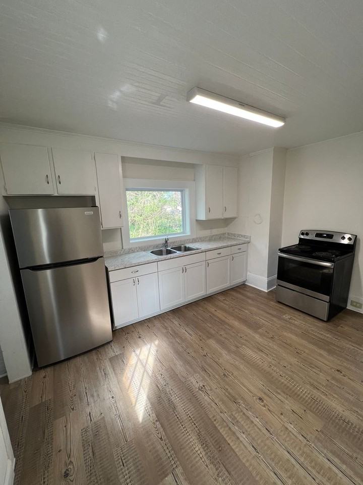 1819 N Charlotte Ave - Photo 3 of 11