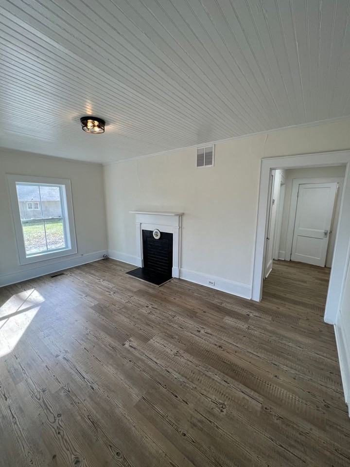 1819 N Charlotte Ave - Photo 7 of 11