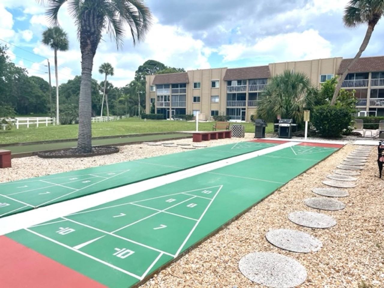 1520 Glen Oaks Dr E - Photo 2 of 33