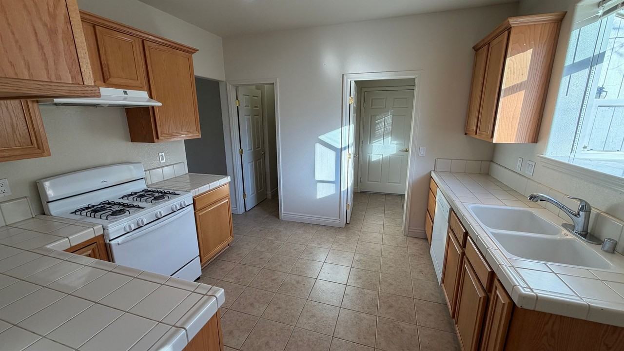 1368 Macenna Ln - Photo 3 of 10