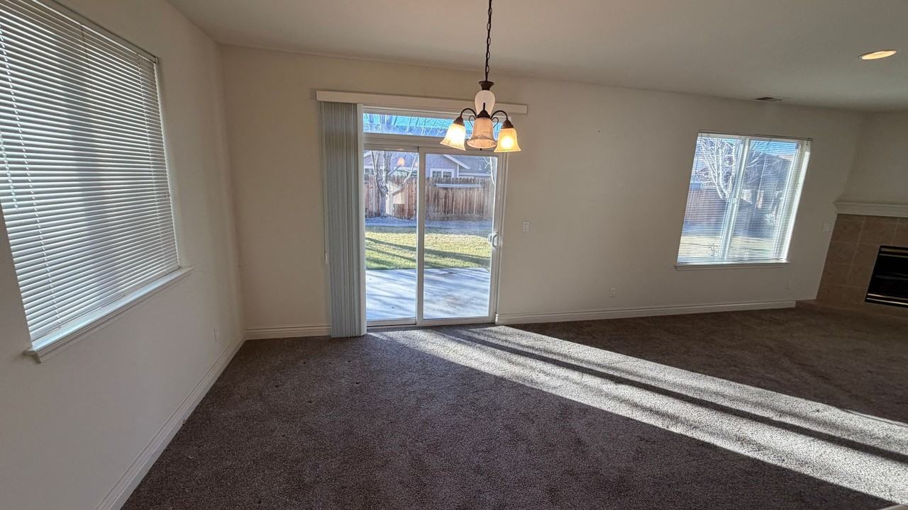 1368 Macenna Ln - Photo 6 of 10