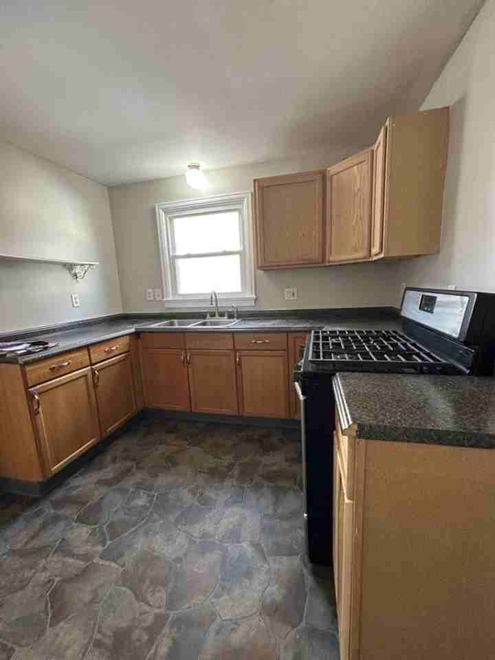 185 Harwood Ave - Photo 2 of 12