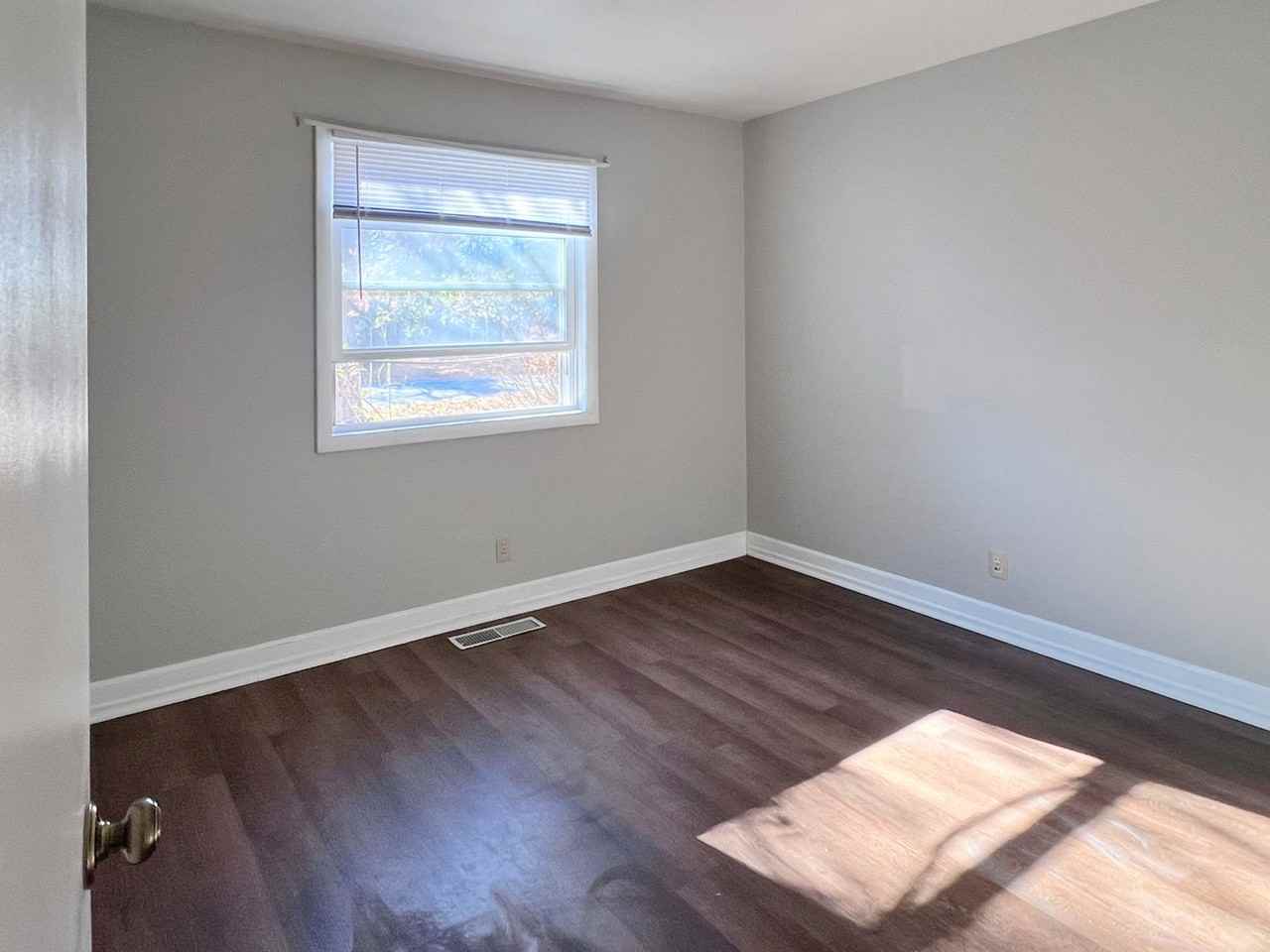 924 Princess Dr - Photo 3 of 17