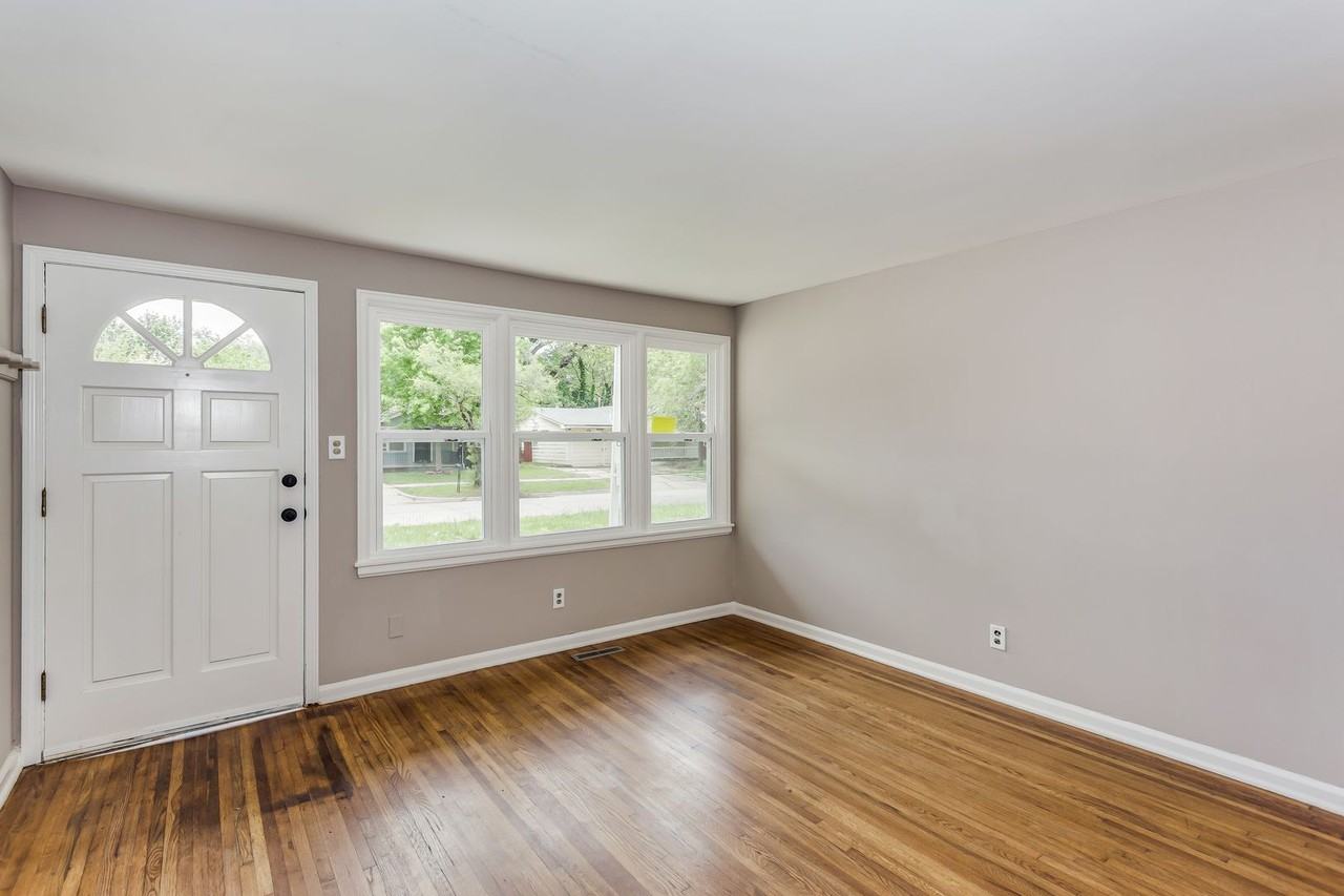 1015 S Christine St - Photo 2 of 17