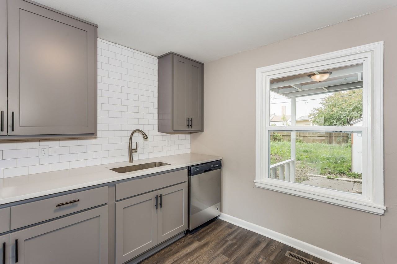 1015 S Christine St - Photo 6 of 17