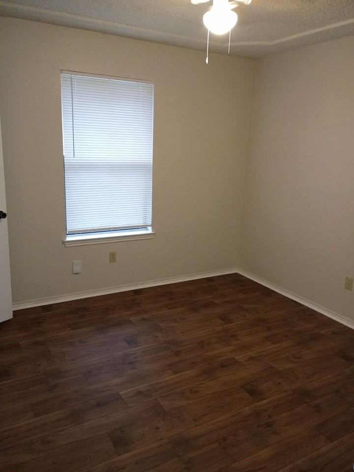 1008 Mitchell Ln - Photo 6 of 7