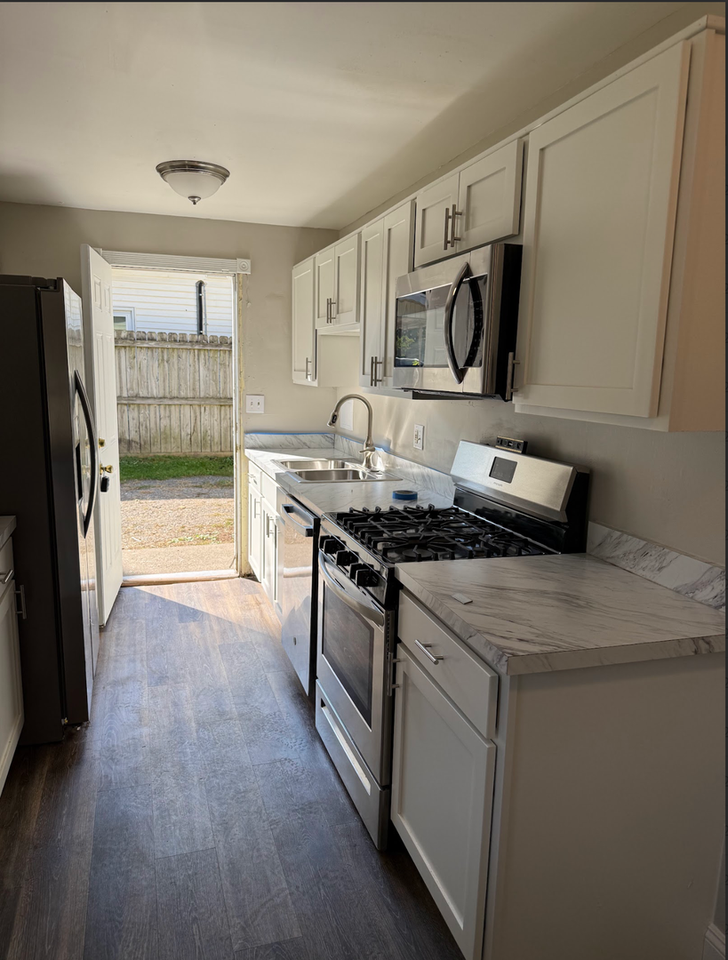 5006 Delbrook Ave - Photo 5 of 46