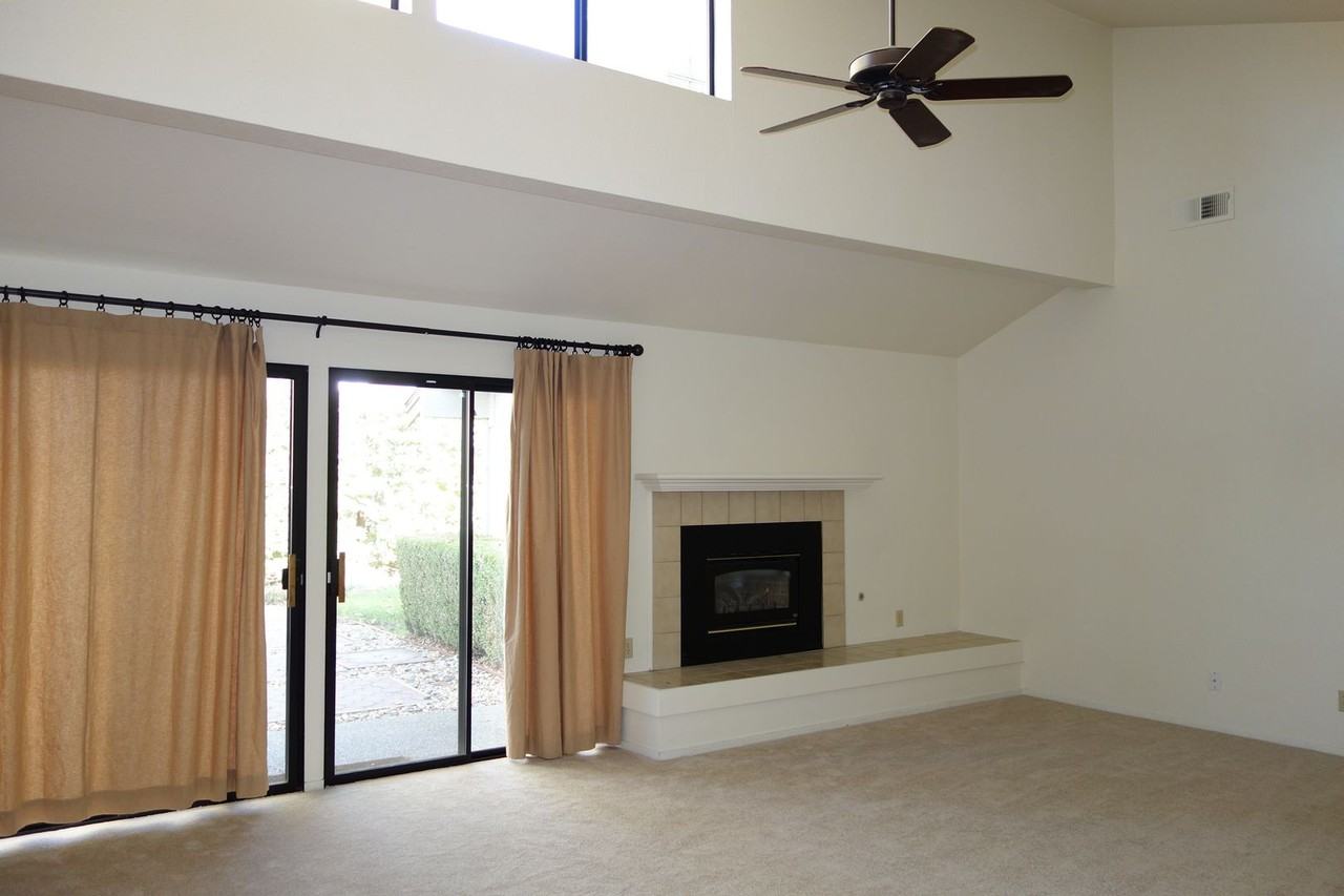 105 Almond Dr - Photo 4 of 34