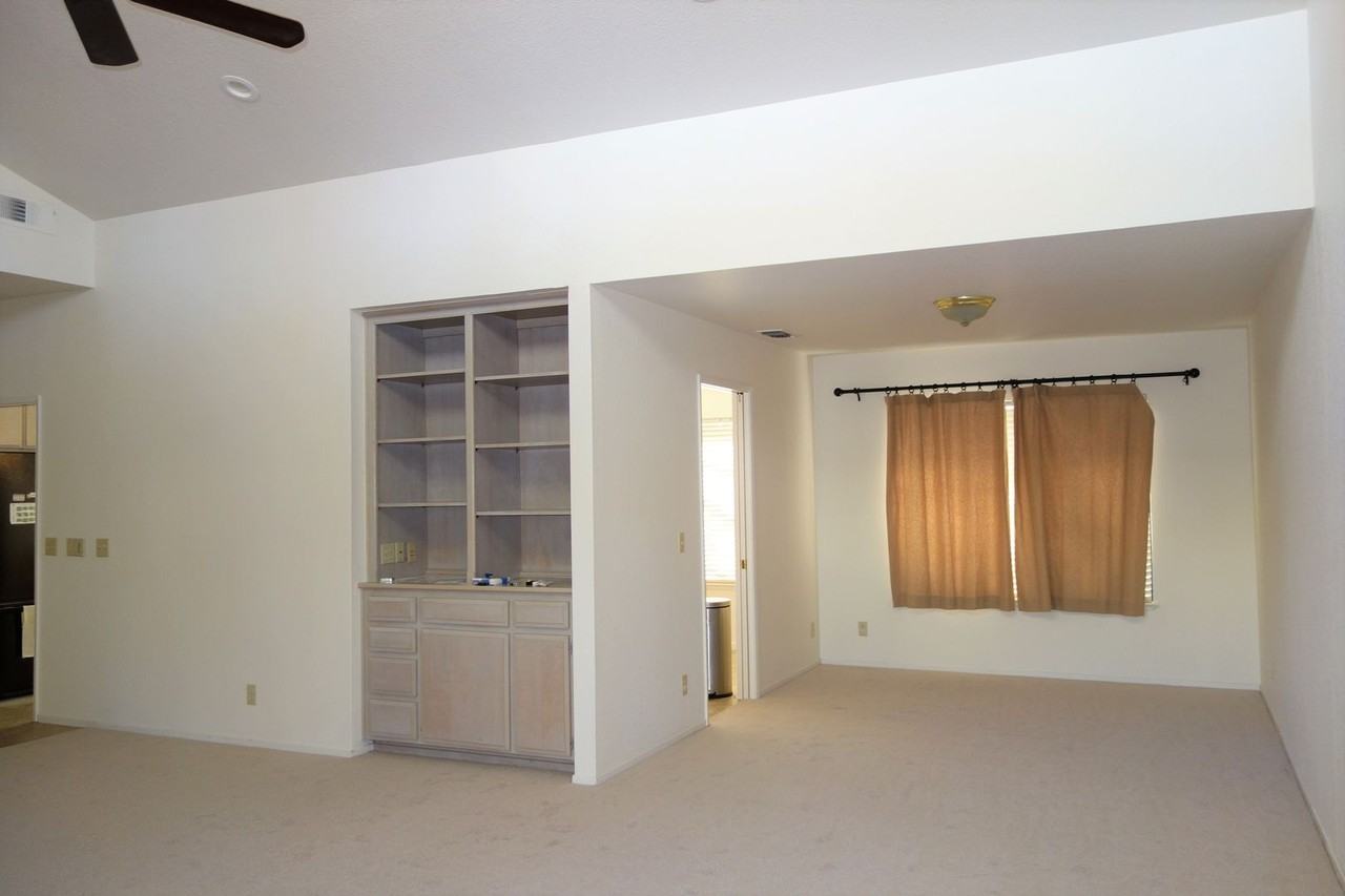 105 Almond Dr - Photo 5 of 34