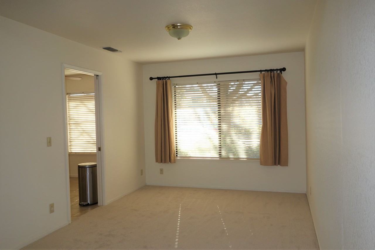 105 Almond Dr - Photo 7 of 34