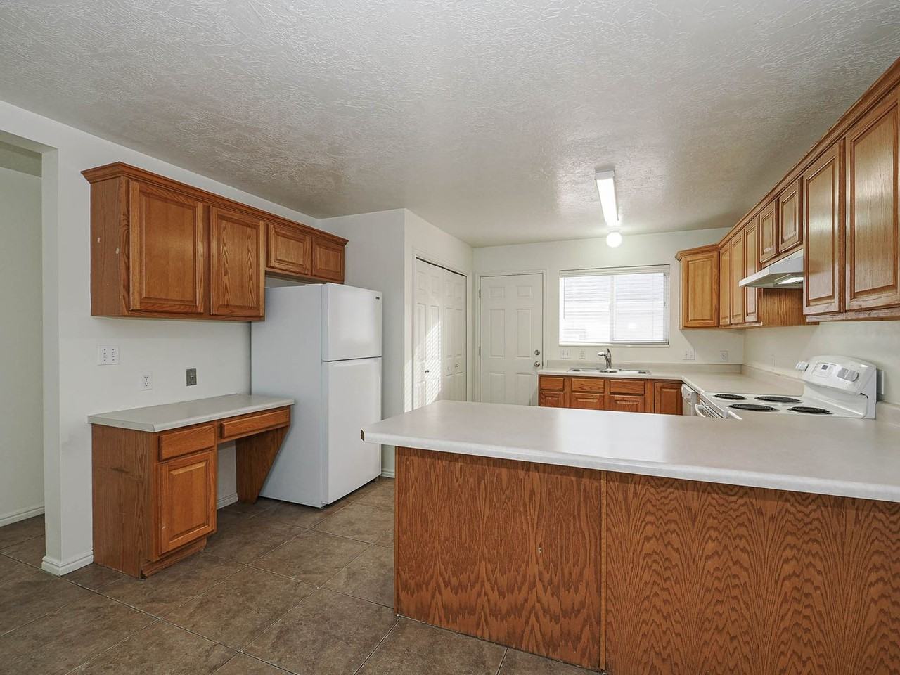 65 N 630 E - Photo 2 of 32